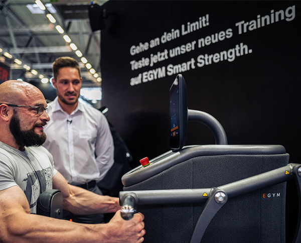 Trainierender in Interaktion mit Open Modus für Smart Strength