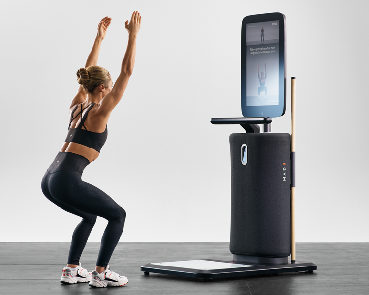 Frau macht den Squat Flexibility Test im Fitness Hub 